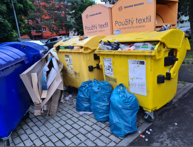 Odpady - Foto od občana města ze dne 8. 7. 2021.